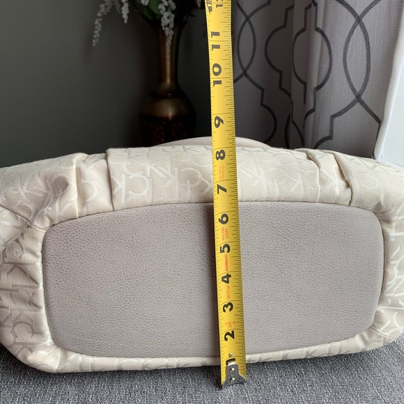 Calvin Klein White Logo Jacquard Size 12L x 18W - Picture 3 of 16